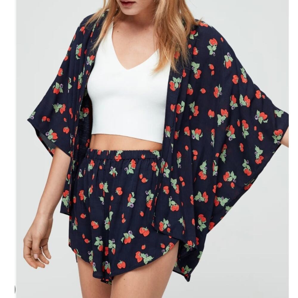 Aritzia - Sunday Best Cosima Strawberry-print Kimono, Women's Small / Medium